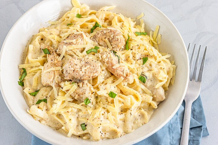 Experience the joy of crafting fresh pasta while immersing yourself in Italian culinary traditions. Connect with fellow food lovers as you master the recipe for classic Alfredo pasta.